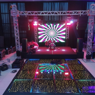 Projeção audiovisual para eventos Votorantim DJ especializado para casamentos Salto DJ para eventos sociais Porto Feliz Projeção audiovisual para eventos Votorantim Estrutura de palco para eventos Itu Iluminação cênica para casamentos Sorocaba