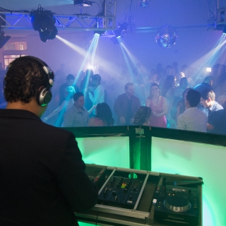 Equipamentos audiovisuais para eventos Votorantim DJ especializado para casamentos Salto DJ para eventos sociais Porto Feliz Equipamentos audiovisuais para eventos Votorantim Estrutura de palco para eventos Itu Iluminação cênica para casamentos Sorocaba